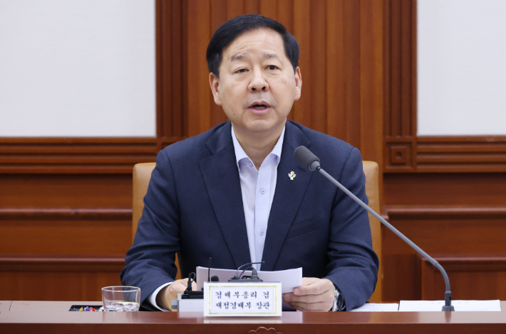 구윤철 부총리 겸 재정경제부 장관이 26일 오전 서울 종로구 정부서울청사에서 열린  비상경제본부 희의 겸 경제관계장관회의 겸 민생물가 특별관리 관계장관 태스크포스(TF)에서 발언하고 있다. 연합뉴스