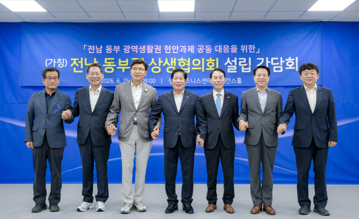 왼쪽부터 신동준 곡성군 기획실장(조상래 당선인 대리 참석), 손훈모 순천시장 당선인, 김철우 보성군수 당선인, 공영민 고흥군수 당선인, 장길선 구례군수 당선인, 박성현 광양시장 당선인, 김대희 여수시장직 인수위 부위원장(서영학 당선인 대리 참석). 손훈모 당선인 인수위 제공
