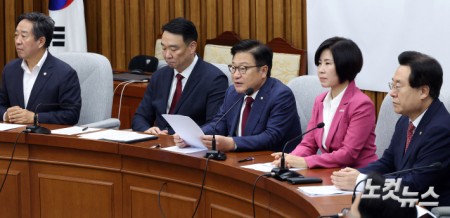 원내대책회의 발언하는 정점식