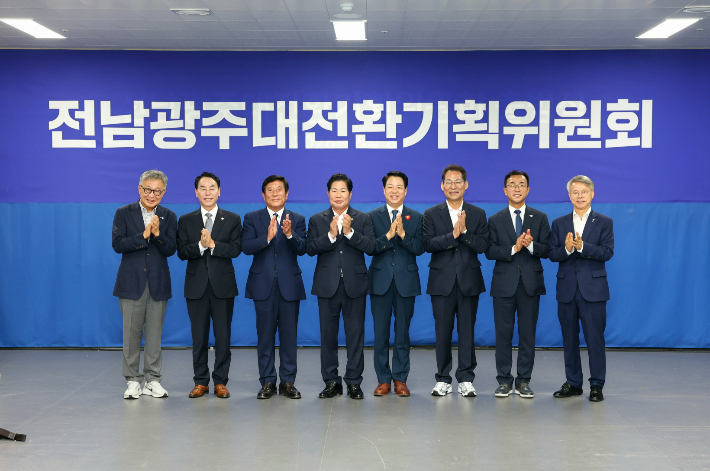나주혁신도시에서 열린 통합특별시장 당선인과 기초단체장 당선인 간 업무공유회 기념촬영. 고흥군 제공