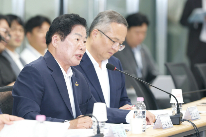 공영민 군수가 업무공유회에서 설명하고 있다. 고흥군 제공