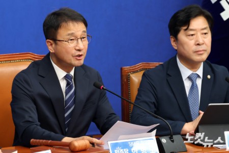 더불어민주당 한병도 당대표 직무대행 겸 원내대표가 26일 서울 여의도 국회에서 열린 최고위원회의에서 발언을 하고 있다.