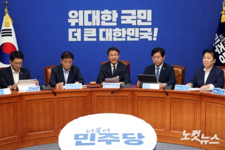 더불어민주당 한병도 당대표 직무대행 겸 원내대표가 26일 서울 여의도 국회에서 열린 최고위원회의에서 발언을 하고 있다.