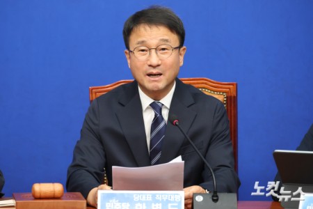 더불어민주당 한병도 당대표 직무대행 겸 원내대표가 26일 서울 여의도 국회에서 열린 최고위원회의에서 발언을 하고 있다.