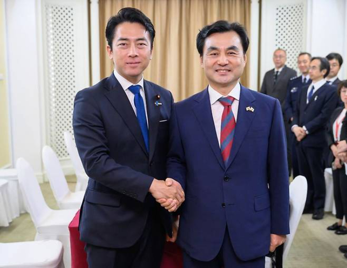 안규백(오른쪽) 국방부 장관이 지난해 5월 30일 오후(현지 시간) 싱가포르에서 열린 제23차 아시아안보회의에서 고이즈미 신지로 일본 방위대신과 회담 전 기념촬영을 하고 있다. 국방부 제공