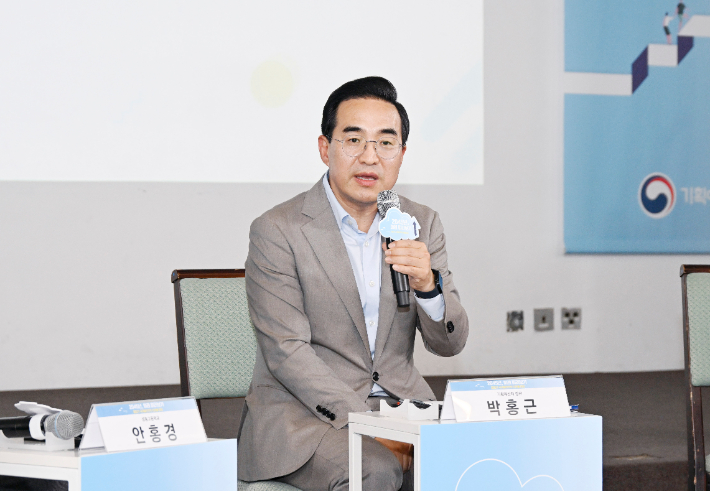 박홍근 기획예산처 장관이 24일 서울 중구 정동 1928 아트 센터에서 열린 '중장기 국가발전전략 타운홀 미팅'을 주재, 인사말을 하고 있다. 기획예산처 제공
