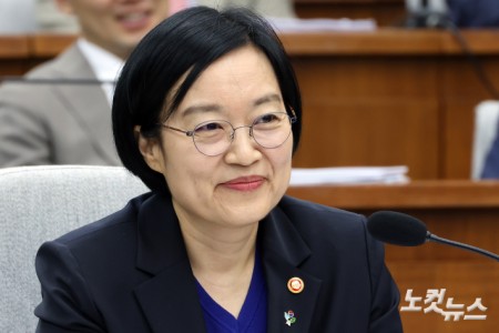 한성숙 국무총리 후보자가 26일 서울 여의도 국회에서 열린 인사청문회에서 미소짓고 있다.