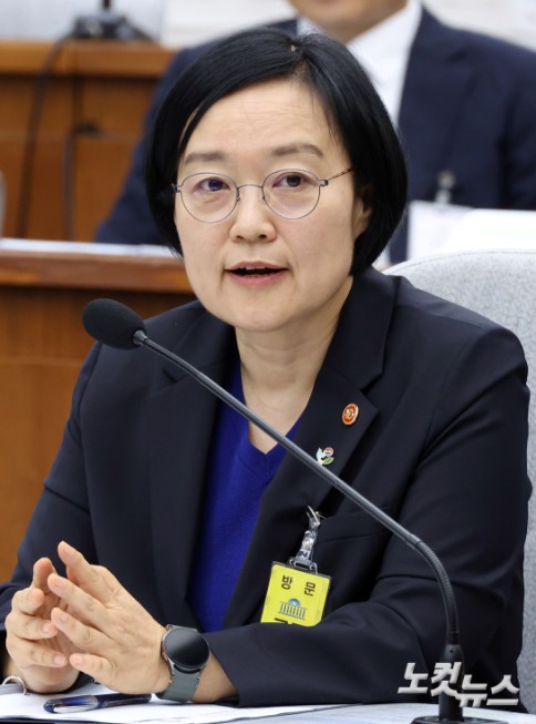 한성숙 국무총리 후보자가 26일 서울 여의도 국회에서 열린 인사청문회에서 의원 질의에 답변을 하고 있다.
