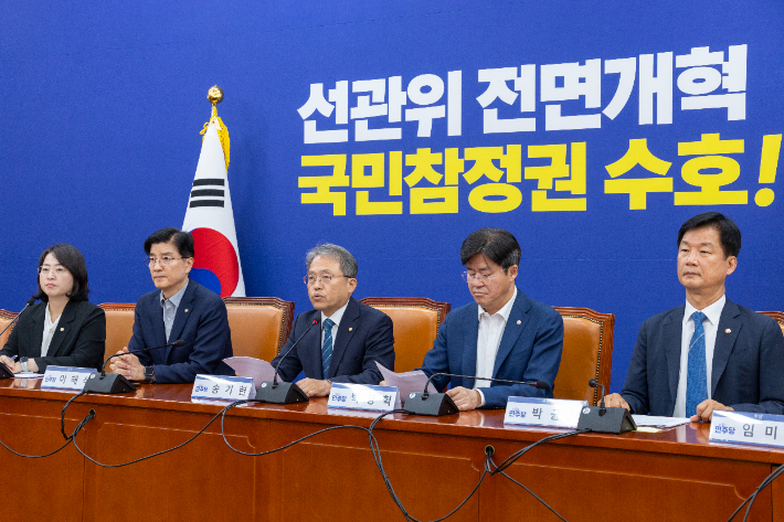 더불어민주당 국민참정권 수호를 위한 선관위 개혁TF 위원장인 송기헌 의원이 26일 국회에서 열린 TF 6차 회의에서 취재진 질문에 답하고 있다. 연합뉴스
