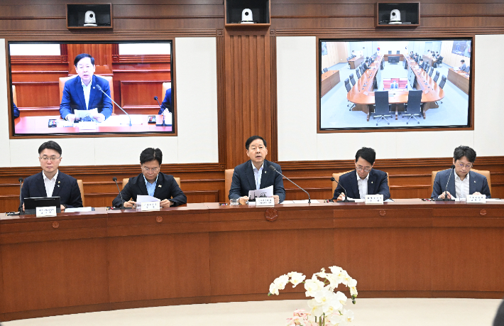 구윤철(가운데) 부총리 겸 재정경제부 장관이 26일 서울 종로구 정부서울청사에서 열린 '비상경제본부 희의 겸 경제관계장관회의 겸 민생물가 특별관리 관계장관 TF'를 주재, 모두발언을 하고 있다. 재정경제부 제공