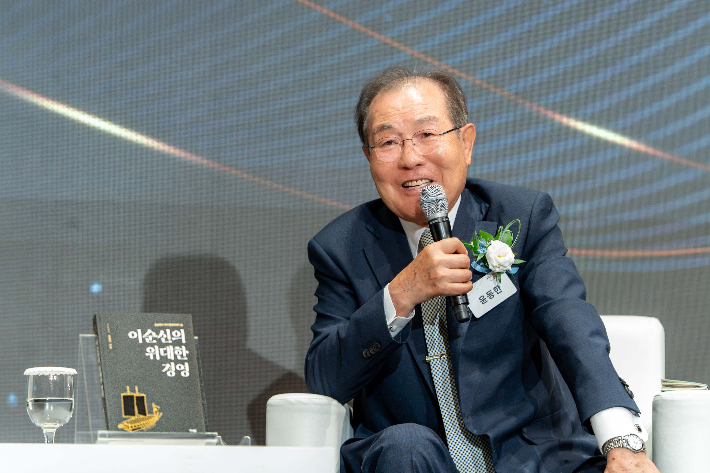 25일 윤동한 한국콜마 회장이 서울 서초구 엘타워에서 열린 '이순신의 위대한 경영' 출판기념회에서 북토크를 진행하고 있다. 한국콜마 제공