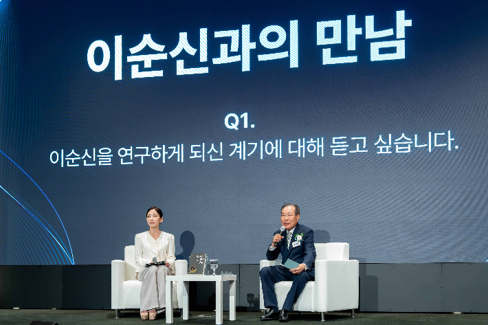 25일 윤동한 한국콜마 회장이 서울 서초구 엘타워에서 열린 '이순신의 위대한 경영' 출판기념회에서 북토크를 진행하고 있다. 한국콜마 제공