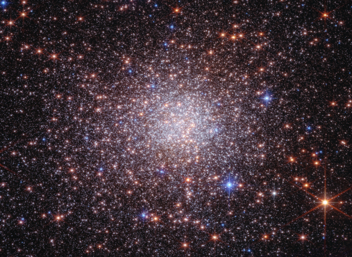 은하의 팽대부 내에서 공전하는 항성계 '테르잔 5'. NASA, ESA, CSA, STScI, 조르지아 줄로(볼로냐 대학교),  프란체스코 페라로(볼로냐 대학교); 이미지 처리: 알리사 파간(STScI)