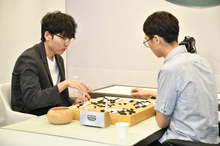 신진서 9단(사진 왼쪽) vs 변상일 9단. 대국 후 복기 장면. 한국기원 제공