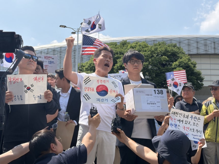 전한길이 분실됐던 투표용지 보관 상자를 제보를 통해 확보했다며 공개하는 모습. 연합뉴스