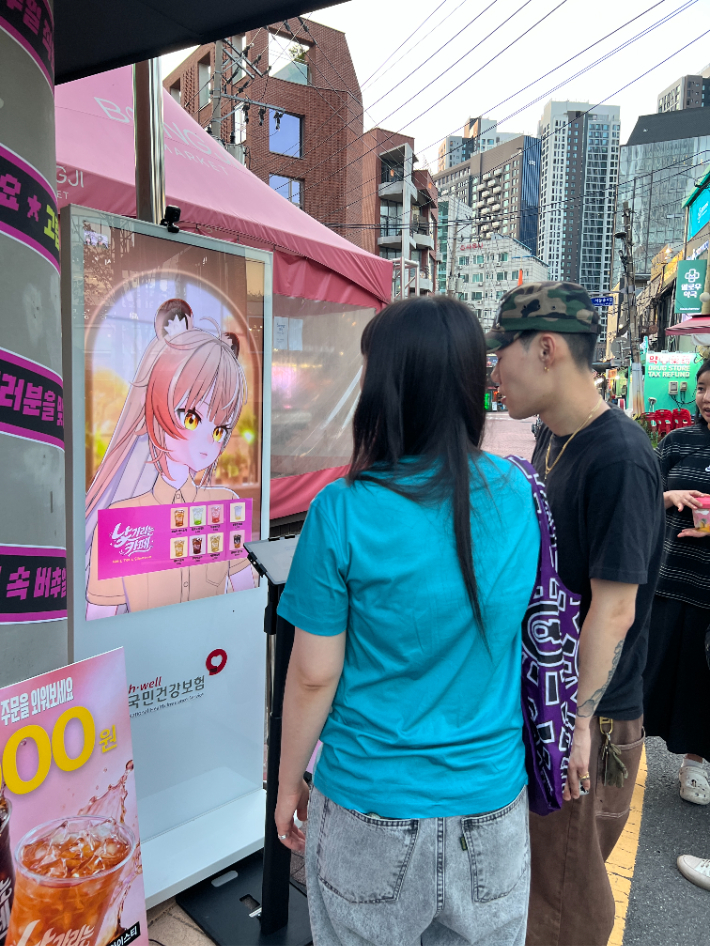 가상 캐릭터를 통해 주문하는 '낯가리는 카페' 방문객. 건보공단 제공