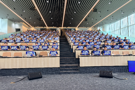 지난 25일 민주당 전북도당의 지방선거 당선인 워크숍에서 정청래 전 당대표와 윤준병 도당위원장, 당선인들이 피켓 퍼포먼스를 하고 있다. 민주당 전북도다 제공