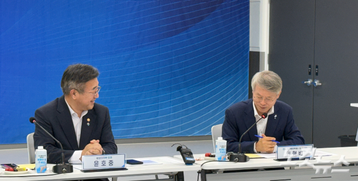 윤호중 행정안전부 장관이 26일 오후 전남 나주시 전남·광주 통합특별시 출범 준비 현장을 찾아 민형배 전남·광주 통합특별시장 당선인과 대화하고 있다. 김한영 기자