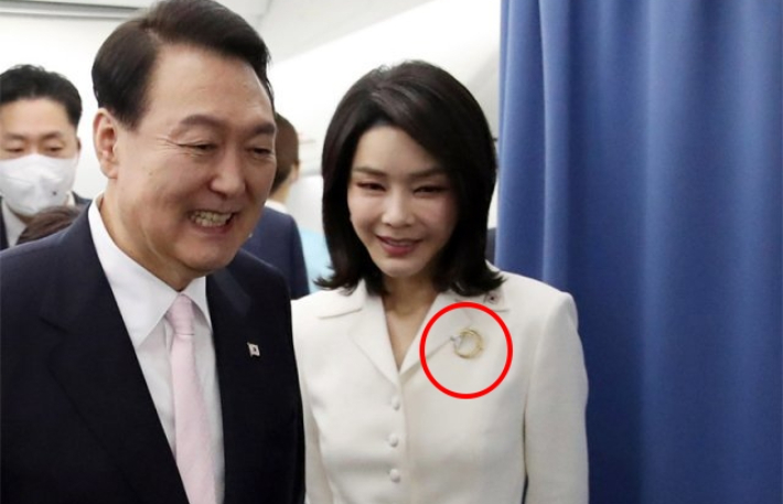 지난 2022년 6월 27일(현지시간) 김건희씨가 해외순방 당시 티파니 브로치를 착용한 모습. 연합뉴스