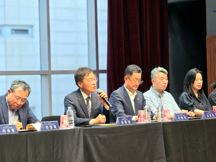 지역 문화예술인들과 간담회를 개최한 김중남 강릉시장 당선인. 인수위원회 제공