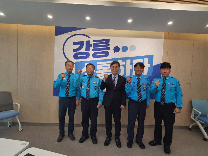 개인택시 강릉시지부와 강릉모범운전자회를 만나 애로사항을 청취한 김중남 강릉시장 당선인. 인수위원회 제공