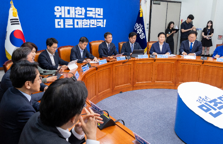 더불어민주당 한병도 당 대표 직무대행 겸 원내대표가 26일 국회에서 열린 최고위원회의에서 22대 국회 하반기 원구성 신속 진행 의지를 밝히고 있다. 연합뉴스