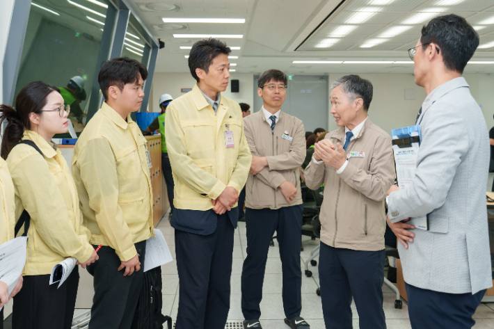 권원택(오른쪽 두번째) 월성본부장이 원자력안전위원회 방재환경과장 등 원안위 관계자에게 훈련 상황을 설명하고 있다. 월성본부 제공