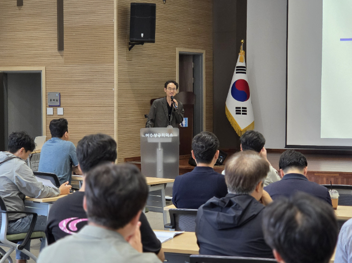 방강수 사무국장이 설명하고 있다. 여수상의 제공