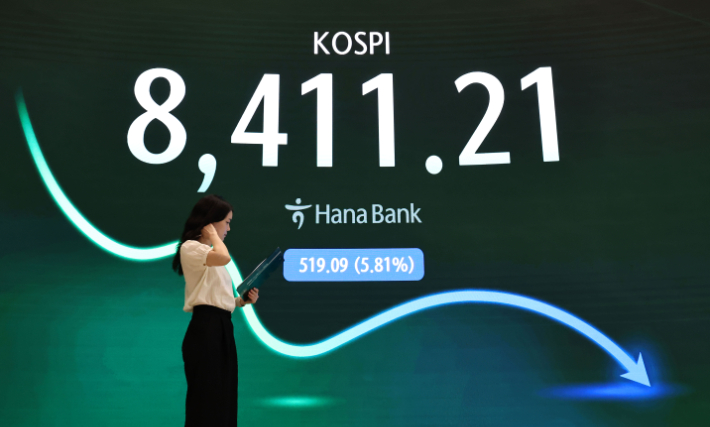 26일 서울 중구 하나은행 딜링룸 현황판에 코스피 등이 표시되고 있다. 연합뉴스