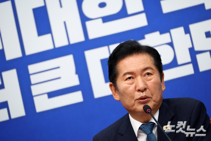 정청래 더불어민주당 대표가 24일 서울 여의도 국회에서 열린 최고위원회의에서 모두발언을 하고 있다. 박종민 기자