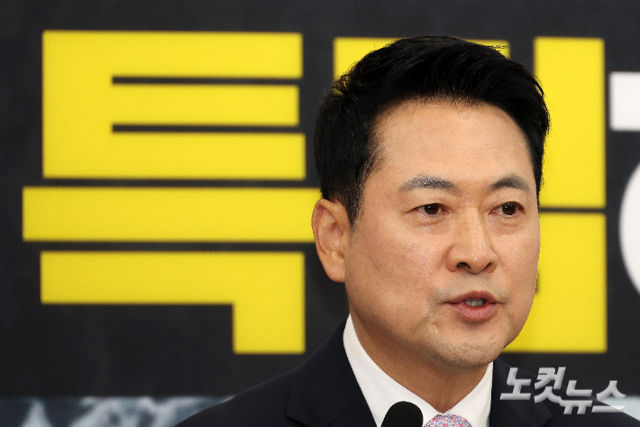 엿새 만에 퇴원해 당무에 복귀한 국민의힘 장동혁 대표가 24일 서울 여의도 국회에서 기자회견을 하고 있다. 박종민 기자