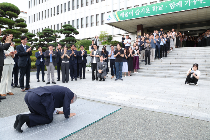 박종훈 경남교육감이 26일 퇴임식을 마치고 나오면서 현관에 늘어선 직원들에게 큰 절을 하고 있다. 경남교육청 제공