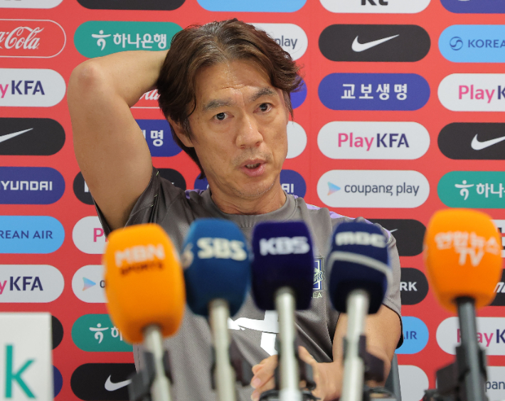 남아공전 패배 후 기자회견하는 홍명보 감독. 연합뉴스