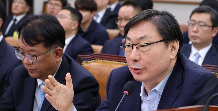 14일 국회 '윤석열 정권 정치검찰 조작기소 의혹 사건 진상규명' 국정조사특별위원회에서 열린 쌍방울 대북 송금 사건 관련 청문회에서 증인으로 출석한 이화영 전 경기도 평화부지사가 의원 질의에 답하고 있다. 연합뉴스