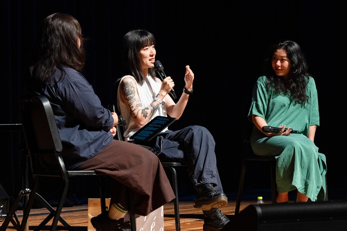 13일 이다혜 기자 사회로 열린 '홍대여신과 홍대마녀, 이면에 있던 것' 좌담회. 왼쪽부터 이다혜 기자, 싱어송라이터 요조와 오지은. 정연화 포토그래퍼 제공