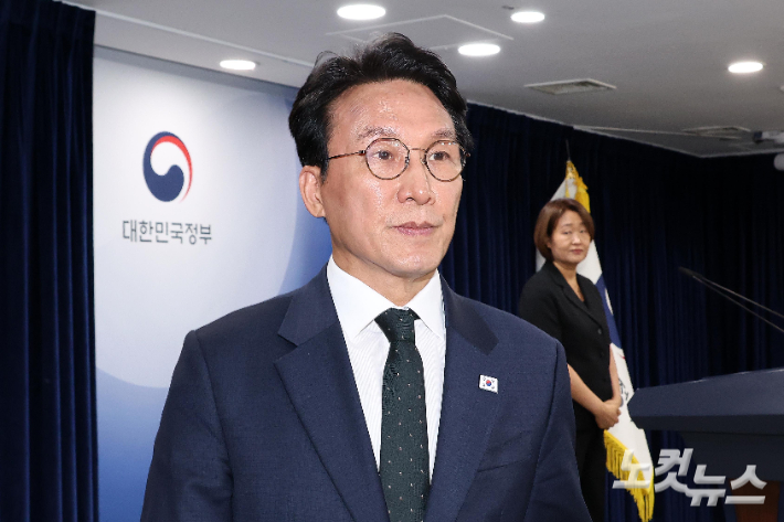 김민석 국무총리가 25일 정부 현안 브리핑을 마친 뒤 서울 종로구 정부서울청사 브리핑을 나서고 있다. 박종민 기자