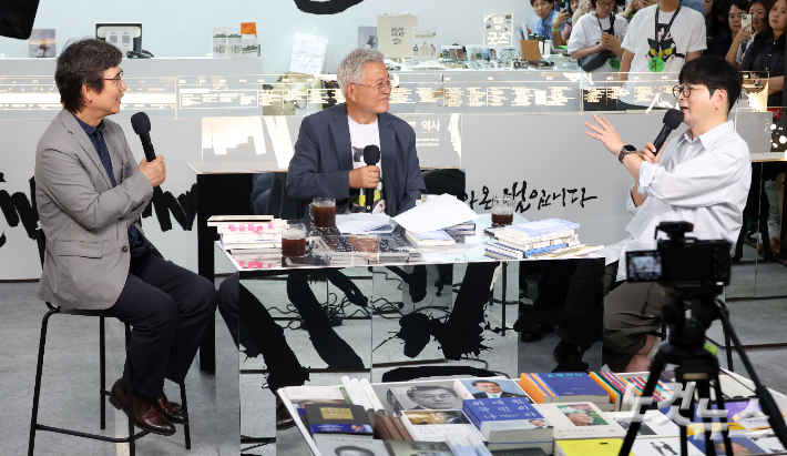 문재인 전 대통령이 25일 서울 강남구 코엑스에서 열린 서울국제도서전 '돌베개·평산책방' 부스에서 진행된 유시민 작가, 탁현민 전 청와대 의전비서관과 북토크를 하고 있다. 황진환 기자