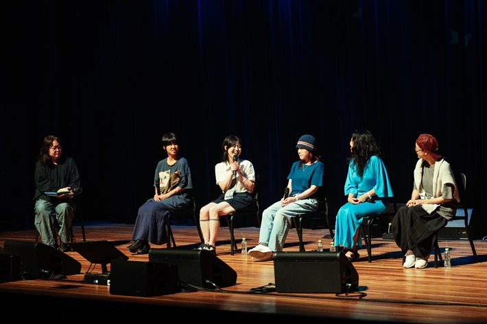 14일 아트홀 맥에서 이다혜 기자의 사회로 열린 뮤지션 라운드 테이블. 왼쪽부터 이다혜 기자, 뮤지션 우희준, 해파, 안다영, 오지은, 이아립. 정연화 포토그래퍼 제공