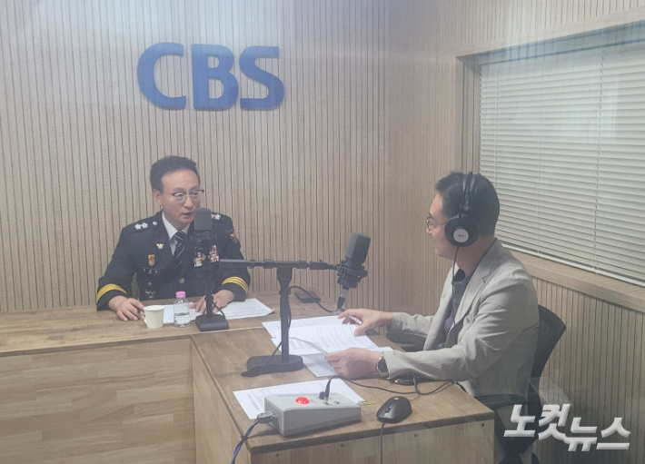 왼쪽부터 신효섭 충북경찰청장, 김종현 앵커. 이은영 PD