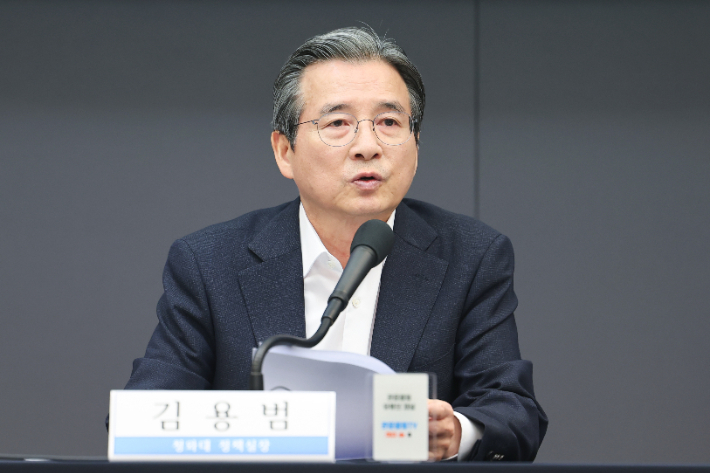 김용범 대통령비서실 정책실장이 24일 서울 중구 프레스센터에서 열린 관훈토론회에서 모두발언을 하고 있다. 연합뉴스