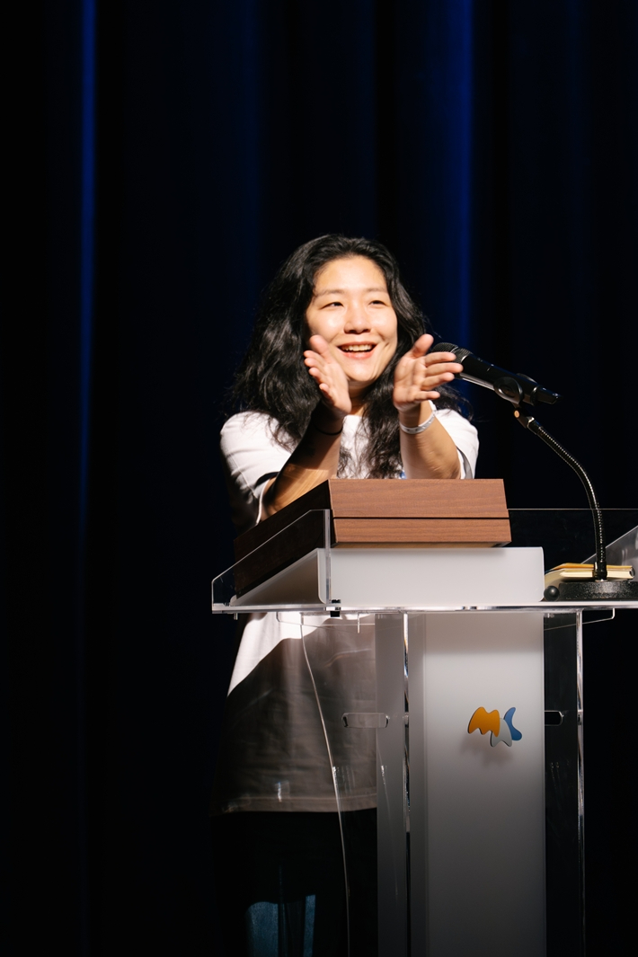 지난 12일 저녁, '영희 페스티벌' 개회사 중 관객에게 박수를 보내는 기획자 오지은. 정연화 포토그래퍼 제공