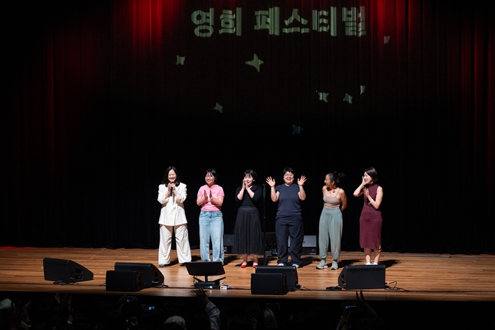  '영희야, 스탠드업 코미디야'를 무대에 올린 정성은과 대단한 여자들. 정연화 포토그래퍼 제공