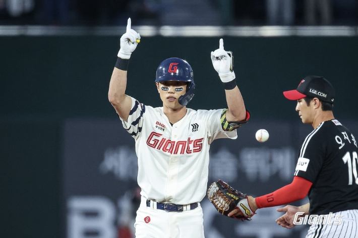 26일 LG와 홈 경기에서 2루타 2방으로 3타점을 쓸어 담은 롯데 내야수 전민재. 롯데 자이언츠  