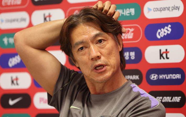 질문에 답하는 홍명보 감독. 연합뉴스