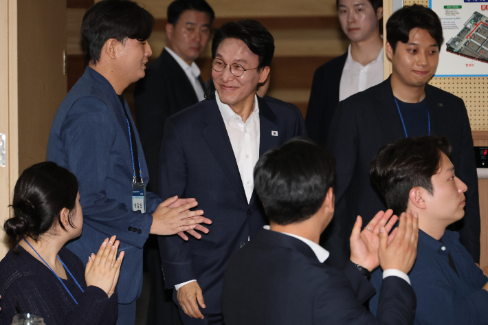 김민석 국무총리가 26일 광주광역시 김대중컨벤션센터에서 김대중정치학교 주최로 열린 '청년리더십학교 워크숍' 특강에 나서고 있다. 연합뉴스