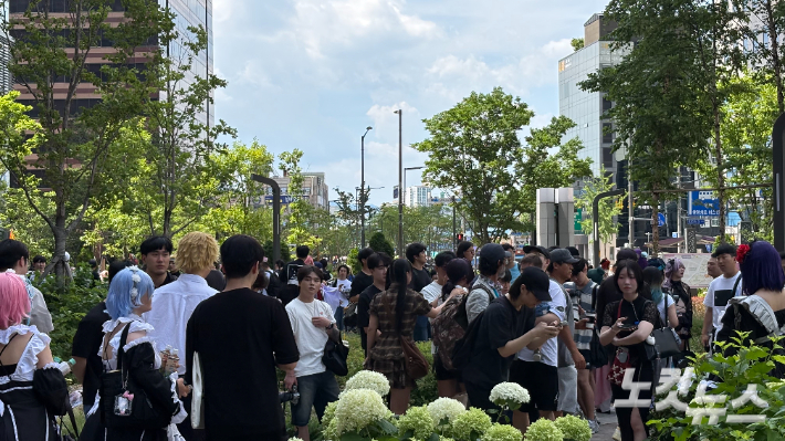27일 오후 서울 동대문구 아트포레스트 청량리 내부가 '아코스타' 행사에 입장하기 위해 현장 대기를 하는 시민들. 김하영 수습기자