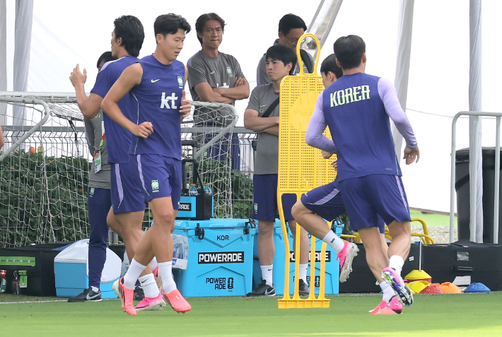 한국 축구 국가대표팀 홍명보 감독이 25일(현지 시간) 멕시코 과달라하라 인근 사포판의 치바스 바예 베르데에서 대표팀 회복 훈련을 지켜보고 있다. 연합뉴스 