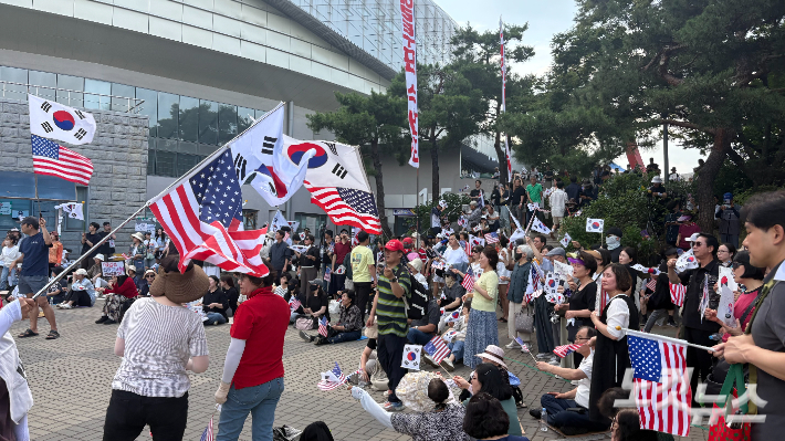 27일 오후 서울 송파구 올림픽공원에서 6.3 지방선거 투표용지 부족 사태를 규탄하는 집회에 참석한 시민들. 김하영 수습기자
