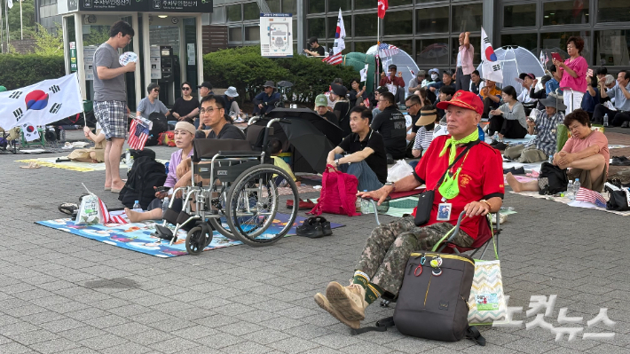 27일 오후 서울 송파구 올림픽공원에서 6.3 지방선거 투표용지 부족 사태를 규탄하는 집회에 참석한 중장년층. 김하영 수습기자