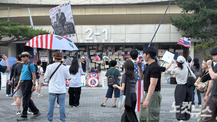 27일 오후 서울 송파구 올림픽공원에서 6.3 지방선거 투표용지 부족 사태를 규탄하는 집회에 참석한 시민들. 김하영 수습기자